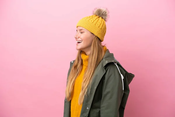 Jonge Blonde Vrouw Dragen Winter Jas Geïsoleerd Roze Achtergrond Lachen — Stockfoto