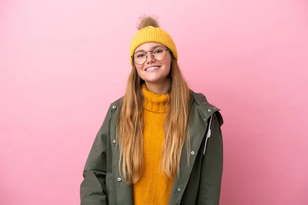 Ung Blond Kvinna Bär Vinter Jacka Isolerad Rosa Bakgrund Med — Stockfoto