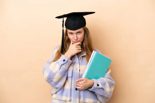 Mladá Studentka Přes Izolované Pozadí Myšlení — Stock fotografie