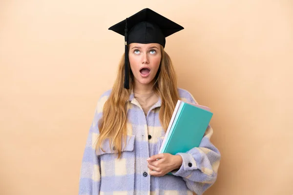 Junge Studentin Mit Isoliertem Hintergrund Blickt Überrascht Auf — Stockfoto