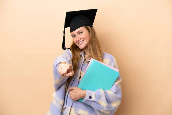 Mladá Studentka Přes Izolované Pozadí Ukazuje Dopředu Šťastným Výrazem — Stock fotografie