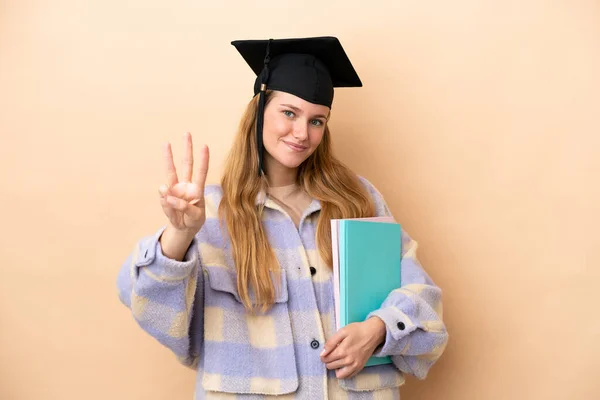 Молодая Студентка Изолированном Фоне Счастлива Считает Троих Пальцами — стоковое фото