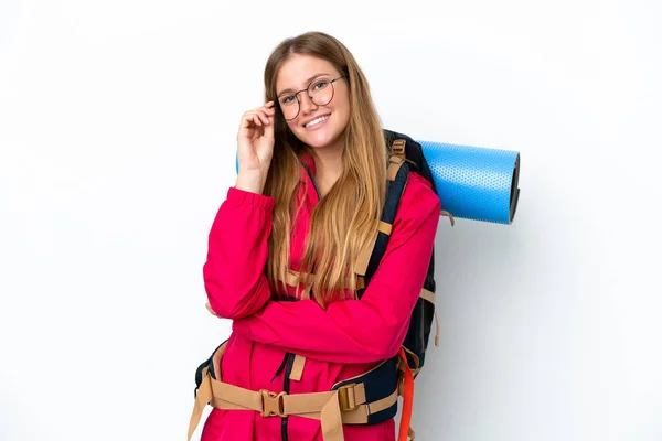 Młoda Dziewczyna Alpinistka Dużym Plecakiem Odizolowanym Białym Tle Okularami Szczęśliwy — Zdjęcie stockowe