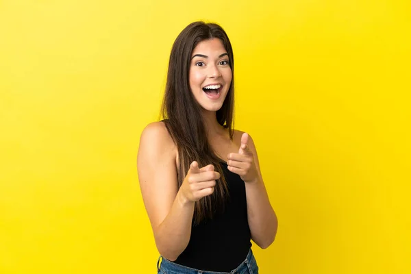 Jeune Femme Brésilienne Isolée Sur Fond Jaune Surpris Pointant Devant — Photo