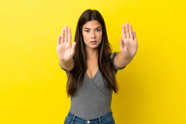 Giovane Donna Brasiliana Isolata Sfondo Giallo Facendo Gesto Arresto Deluso — Foto Stock