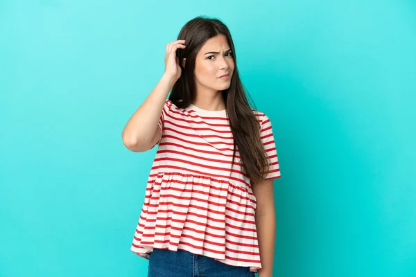 Mujer Brasileña Joven Aislada Sobre Fondo Azul Teniendo Dudas — Foto de Stock