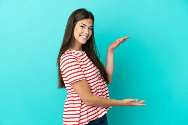 Ung Brasiliansk Kvinna Isolerad Blå Bakgrund Håller Copyspace För Att — Stockfoto