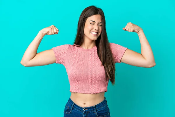 Giovane Donna Brasiliana Isolata Sfondo Blu Facendo Gesto Forte — Foto Stock