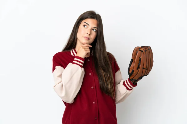 白い背景に隔離された野球手袋を持つプレーヤーブラジル人女性と検索アップ — ストック写真