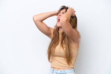 Beyaz arka planda izole edilmiş genç beyaz kadın bunalıma girdi.