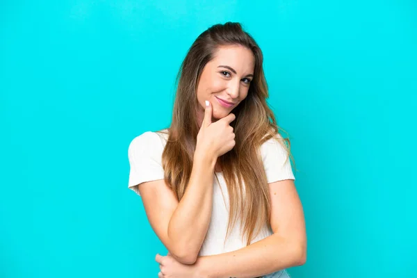 Jovem Mulher Caucasiana Isolado Fundo Azul Pensando — Fotografia de Stock