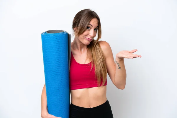 Giovane Donna Sportiva Che Lezioni Yoga Mentre Tiene Tappeto Isolato — Foto Stock