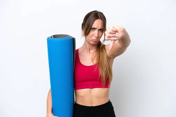 Giovane Donna Sportiva Che Lezioni Yoga Tenendo Tappetino Isolato Sfondo — Foto Stock