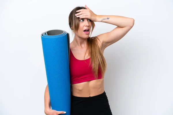 Giovane Donna Sportiva Che Alle Lezioni Yoga Mentre Tiene Tappeto — Foto Stock