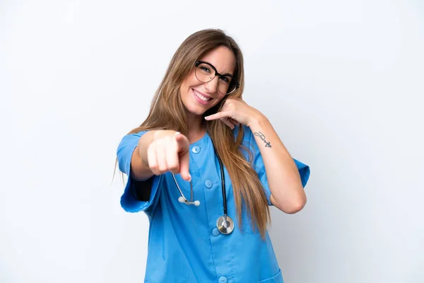 若い外科医の医師の女性は 携帯電話のジェスチャーを作り 前を指す青の背景に隔離 — ストック写真