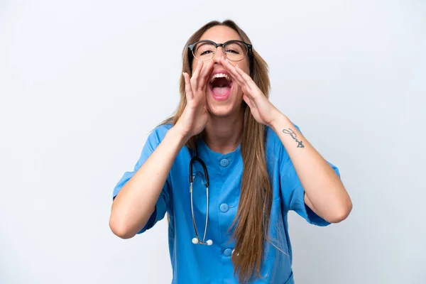 若い外科医の医師の女性は青の背景の叫びと何かを発表 — ストック写真