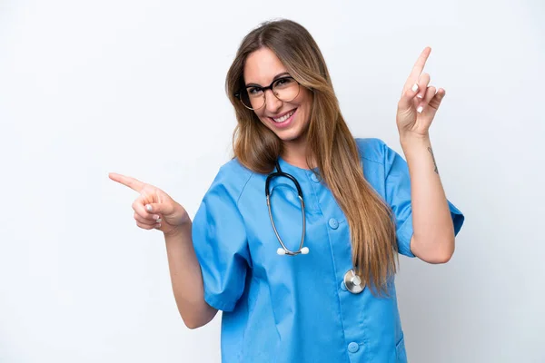 若い外科医の医師の女性は ラテン語と幸せな指を指して青色の背景に隔離 — ストック写真