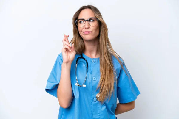 若いです外科医の女性は 指が交差し 最高の希望と青の背景に隔離 — ストック写真