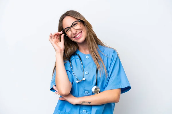 若いです外科医の女性隔離上の青の背景に眼鏡と幸せな — ストック写真
