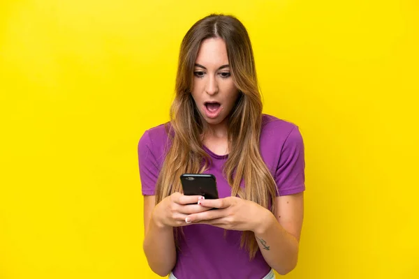 Jonge Blanke Vrouw Geïsoleerd Gele Achtergrond Kijken Naar Camera Tijdens — Stockfoto