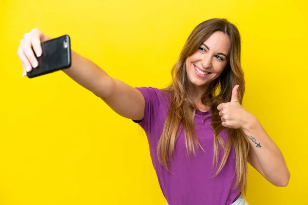 Mujer Joven Caucásica Aislada Sobre Fondo Amarillo Haciendo Una Selfie —  Fotos de Stock