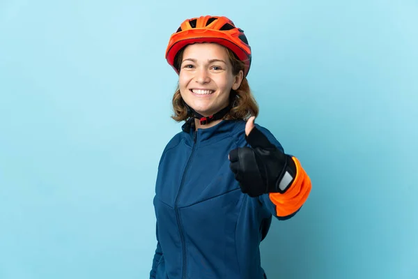 Молода Жінка Велосипедистка Ізольована Синьому Фоні Великими Пальцями Вгору Тому — стокове фото