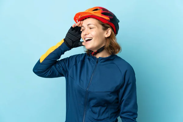 Junge Radfahrerin Isoliert Auf Blauem Hintergrund Und Lächelt Viel — Stockfoto