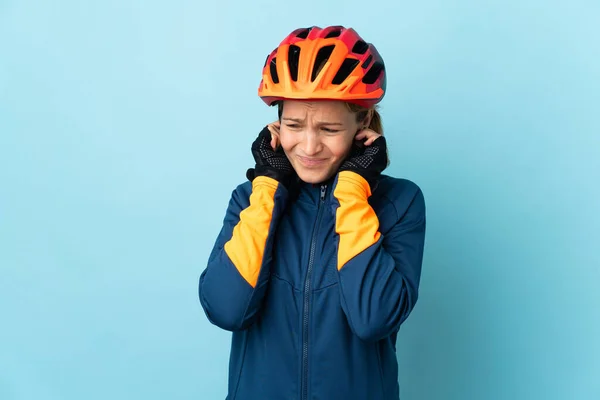 Молода Жінка Велосипедистка Ізольована Синьому Фоні Розчарована Прикриває Вуха — стокове фото