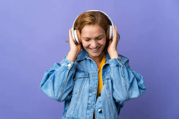 Jovem Georgiana Isolada Fundo Roxo Ouvindo Música — Fotografia de Stock