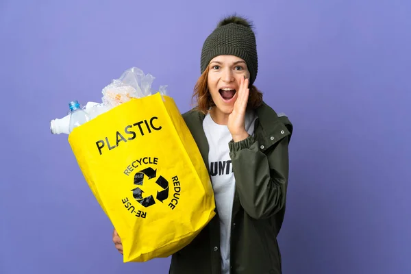 Genç Gürcü Bir Kız Elinde Plastik Şişelerle Dolu Bir Çanta — Stok fotoğraf