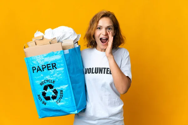 Junge Georgierin Hält Mit Überraschung Und Schockiertem Gesichtsausdruck Eine Recyclingtüte — Stockfoto