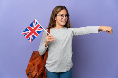 İzole edilmiş bir arkaplan üzerinde Birleşik Krallık bayrağı tutan çocuk işaret veriyor