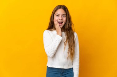 Yüzünde şok ve şaşkınlık ifadesi olan, izole edilmiş sarı arka plan