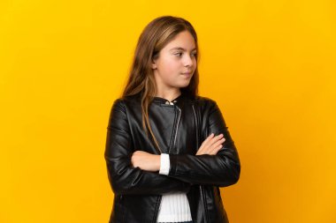 İzole edilmiş sarı arka plan üzerinde çocuk yana bakıyor