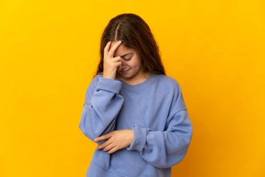 İzole edilmiş sarı arka plandaki çocuk gülüyor