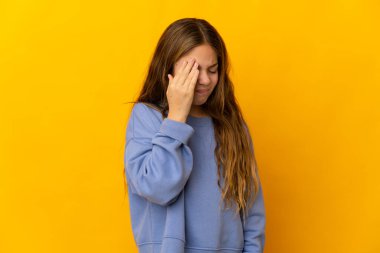 Baş ağrısı olan, izole edilmiş sarı arka plan