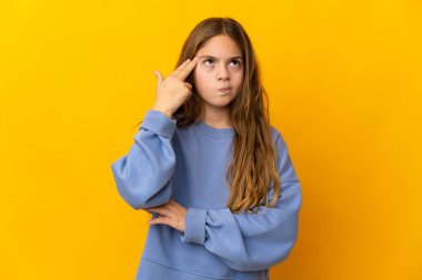 İzole edilmiş sarı arka planı olan çocuk intihar jesti yapıyor