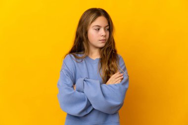 Kollarını çapraz tutarak izole edilmiş sarı arka plan