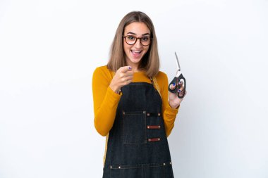 Beyaz arka planda izole edilmiş beyaz kadın şaşırmış ve ön tarafı işaret ediyor.