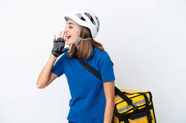 Beyaz arka planda izole edilmiş termal sırt çantalı beyaz kadın ağzı sonuna kadar açık bağırıyor.