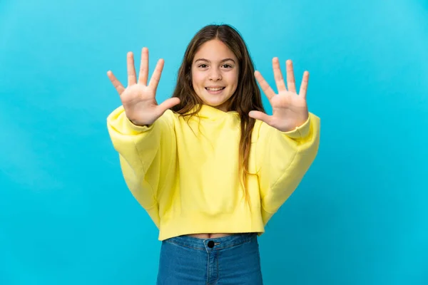 Malá Dívka Přes Izolované Modré Pozadí Počítání Deset Prsty — Stock fotografie