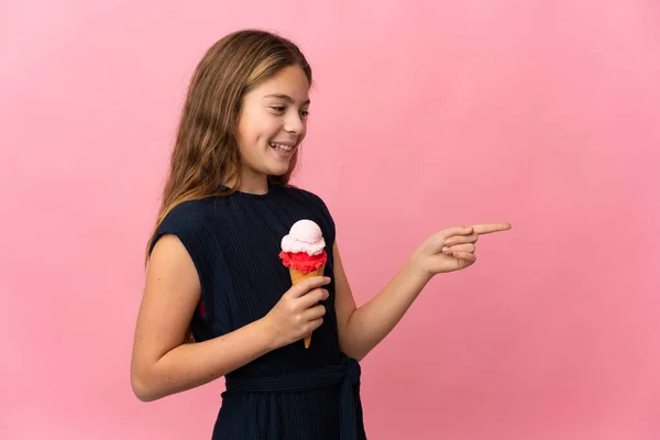 Barn Med Cornet Glass Över Isolerad Rosa Bakgrund Pekar Finger — Stockfoto