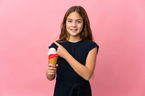 Barn Med Cornet Glass Över Isolerad Rosa Bakgrund Pekar Sidan — Stockfoto