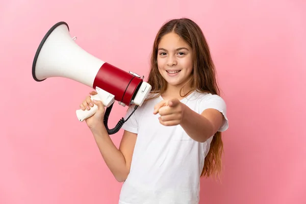 Niño Sobre Fondo Rosa Aislado Sosteniendo Megáfono Sonriendo Mientras Señala — Foto de Stock