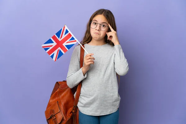 Dítě Držící Britskou Vlajku Nad Izolovaným Pozadím Přemýšlející Myšlence — Stock fotografie