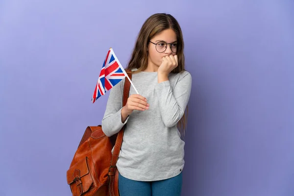 Dítě Držící Vlajku Spojeného Království Nad Izolovaným Pozadím Pochybnostmi — Stock fotografie