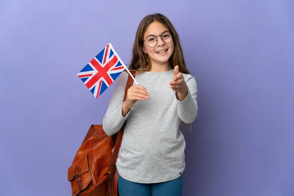 Dítě Držící Britskou Vlajku Nad Izolovaným Pozadím Potřásající Rukama Uzavření — Stock fotografie