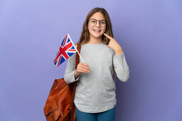 Dítě Držící Vlajku Spojeného Království Nad Izolovaným Pozadím Které Dává — Stock fotografie