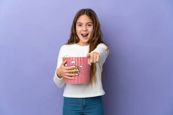 Barn Över Isolerad Lila Bakgrund Håller Stor Hink Popcorns Samtidigt — Stockfoto