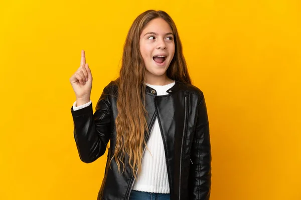 Dítě Izolovaném Žlutém Pozadí Úmyslem Realizovat Řešení Zároveň Zvednout Prst — Stock fotografie